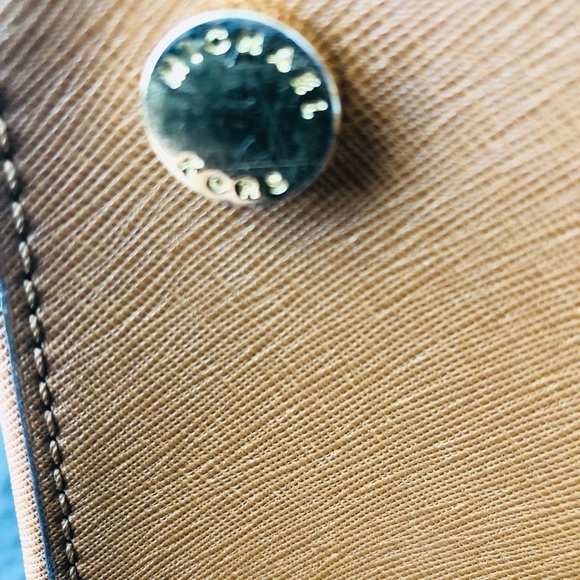 Gorgeous camel color Michael kors purse - Picture 5 of 10